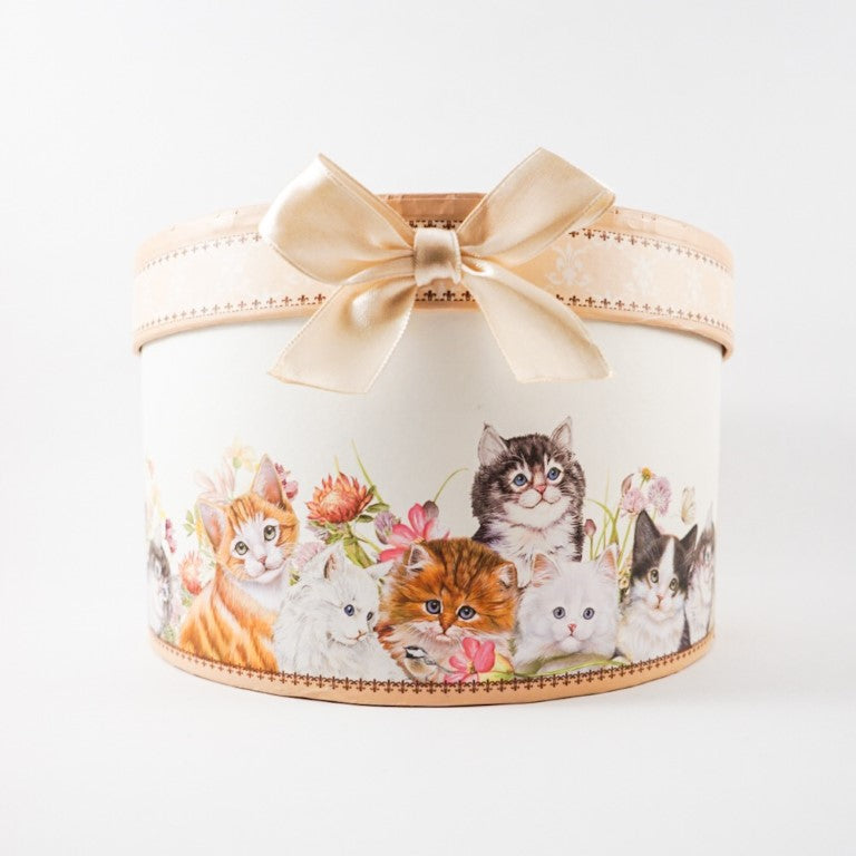 A cream colour ribbon match the earthy theme colour of the box.