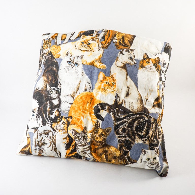 The heating pack resemble a square pillow in a small size.