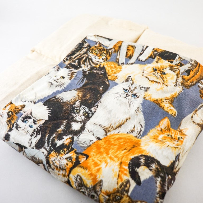 Motif 1: Shabby chic cats, featuring several cats in different sizes, colour, and breeds.