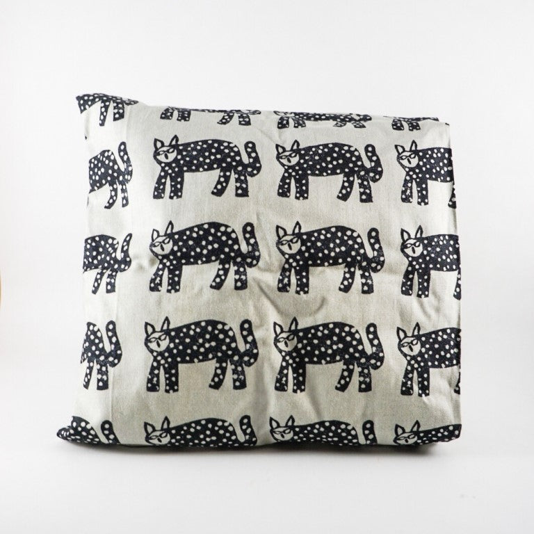 Motif 2: Retro Cat. Several animated black cats in polkadots pattern.