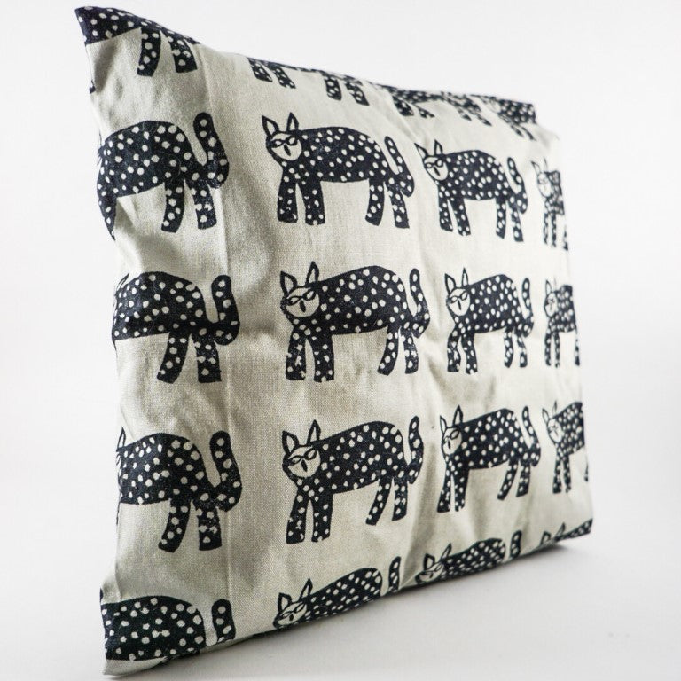 A retro cats motif. The heating pack can be placed under your pet's bedding after heat up on the microwave.
