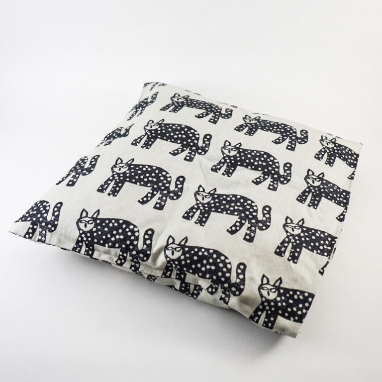 A retro cats motif. This heating pack is to keep your pets warm while they are sleeping or napping.