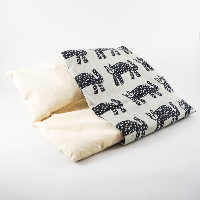 The salico bag can be taken out easily from the cover and (re) heated in the microwave.